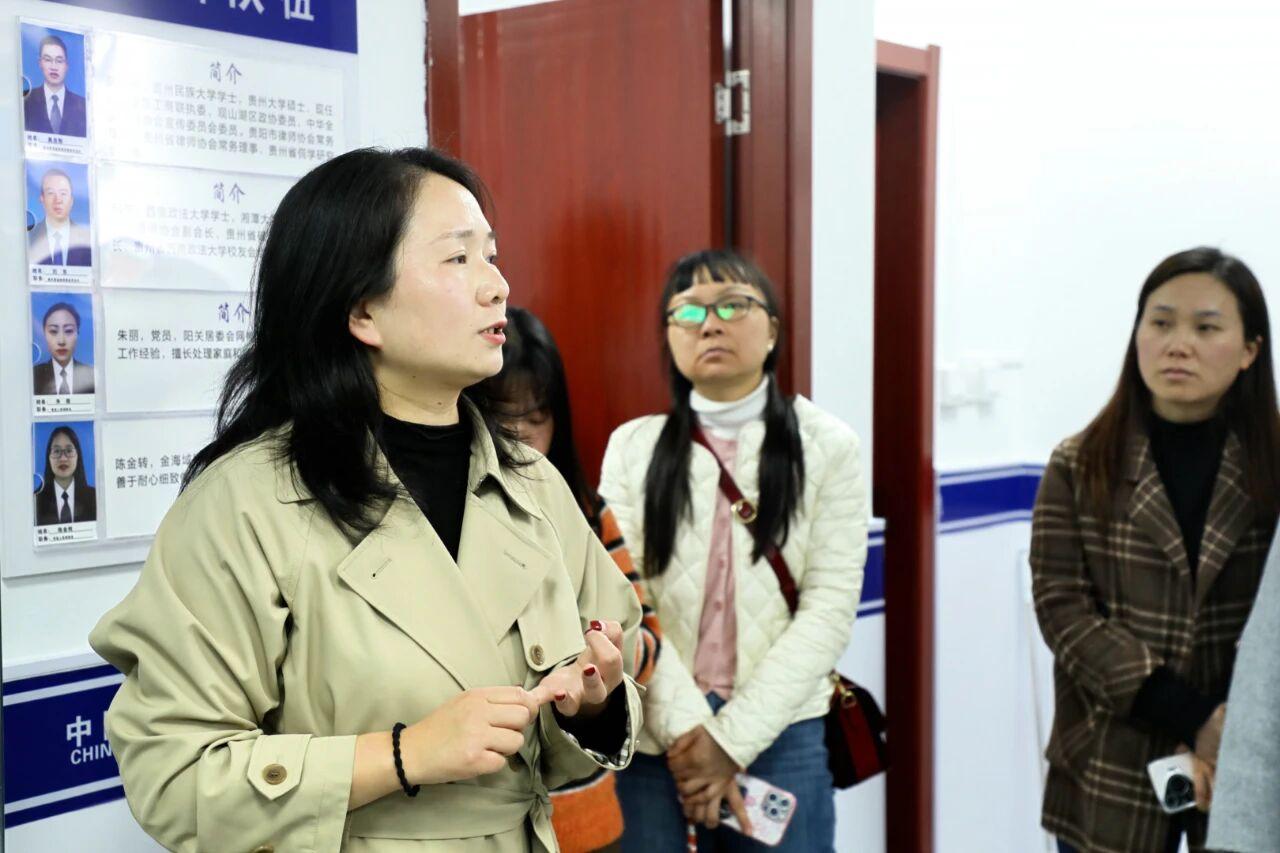图1观山司法所负责人详细介绍司法所日常工作.jpg