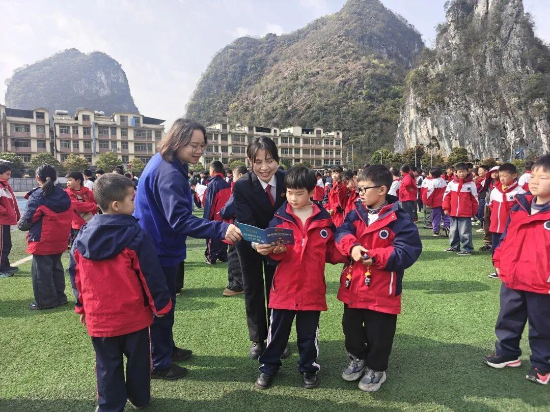 图2 法治副校长与学生互动.jpg