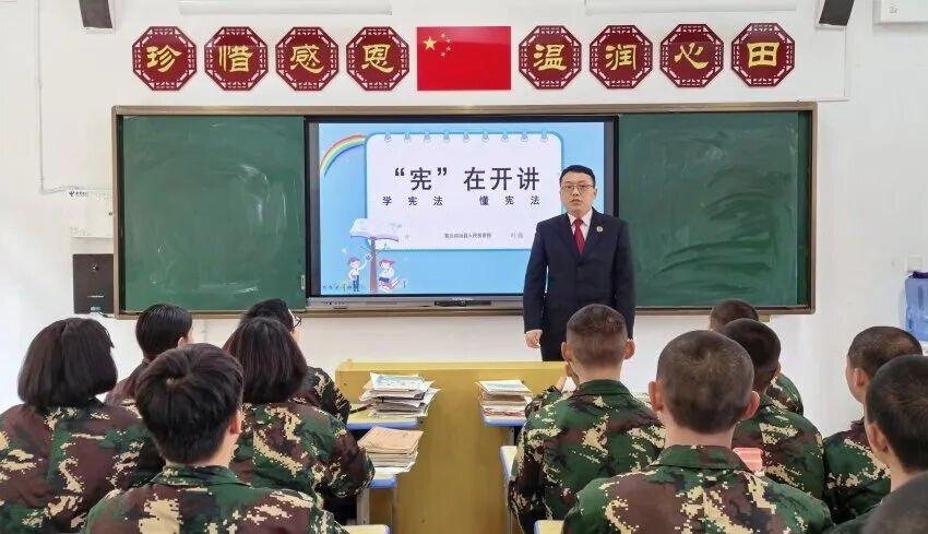 图1 法治副校长给学生们普及法律知识.jpg