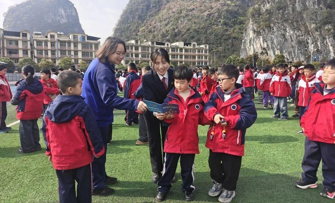 贵州紫云检察：法治副校长化身“护花使者” 法治巡讲护航学子新学期