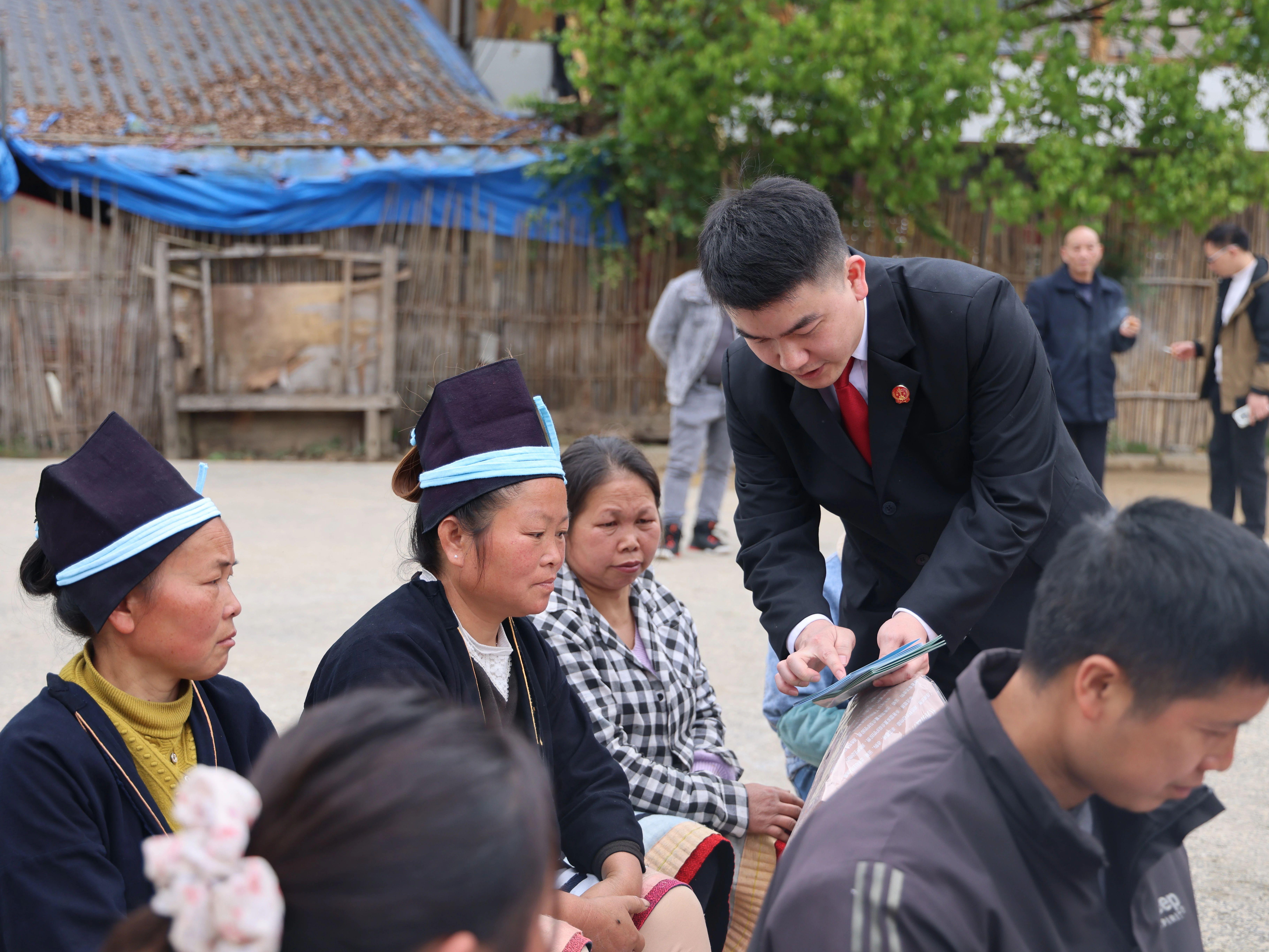 图1法院干警向现场群众普法.jpg