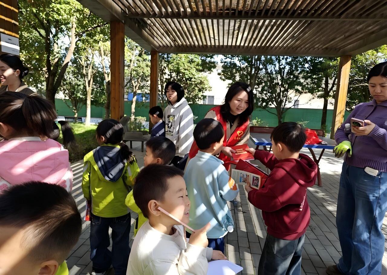 图1观山司法所在辖区内开展法治宣传活动.jpg