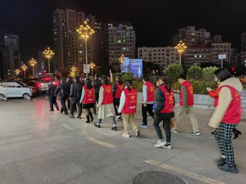 图1 都匀市公安局文峰派出所带领的“风信子”志愿服务队.jpg