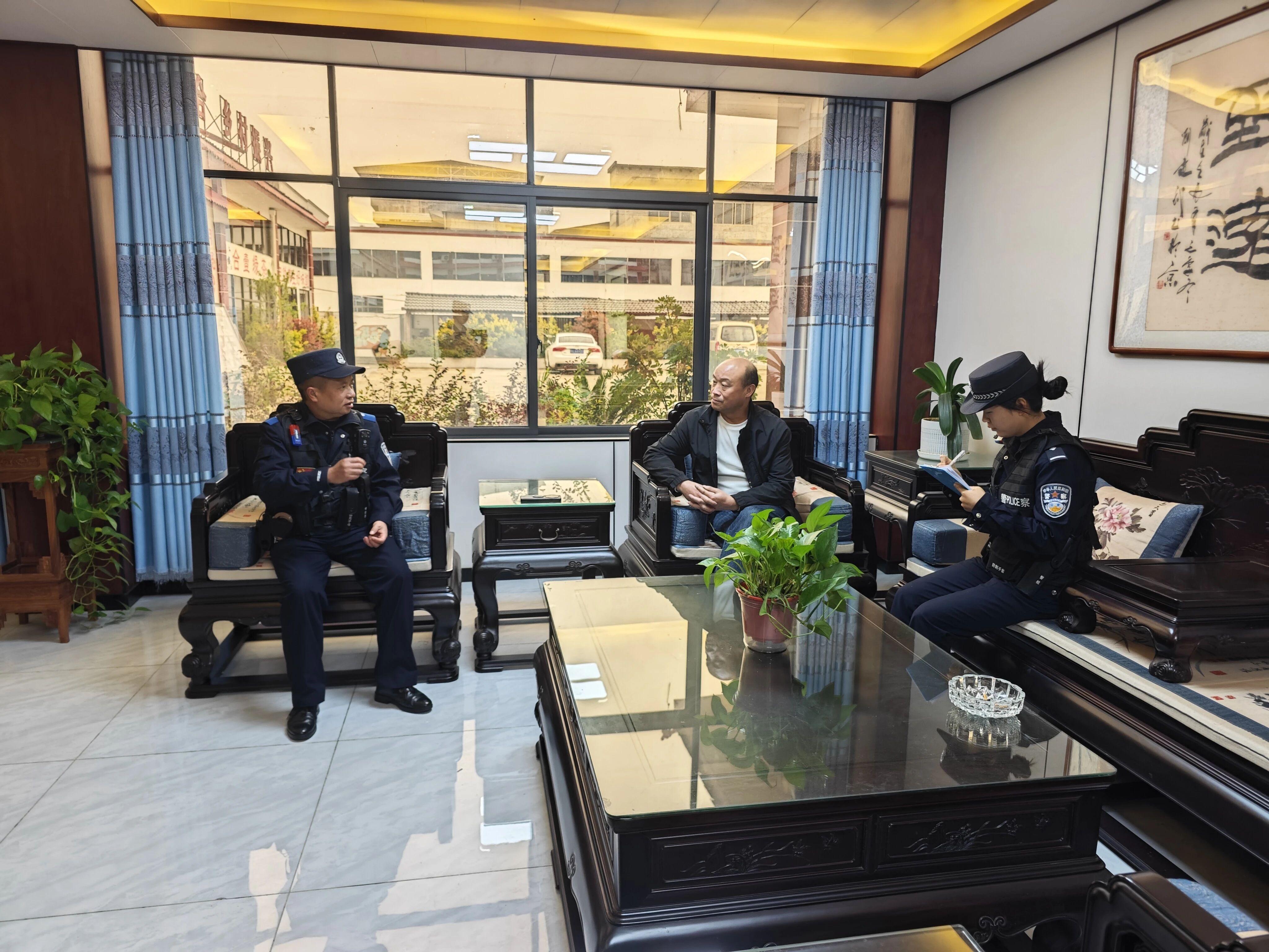 图2  民警与茶企负责人座谈交流.jpg