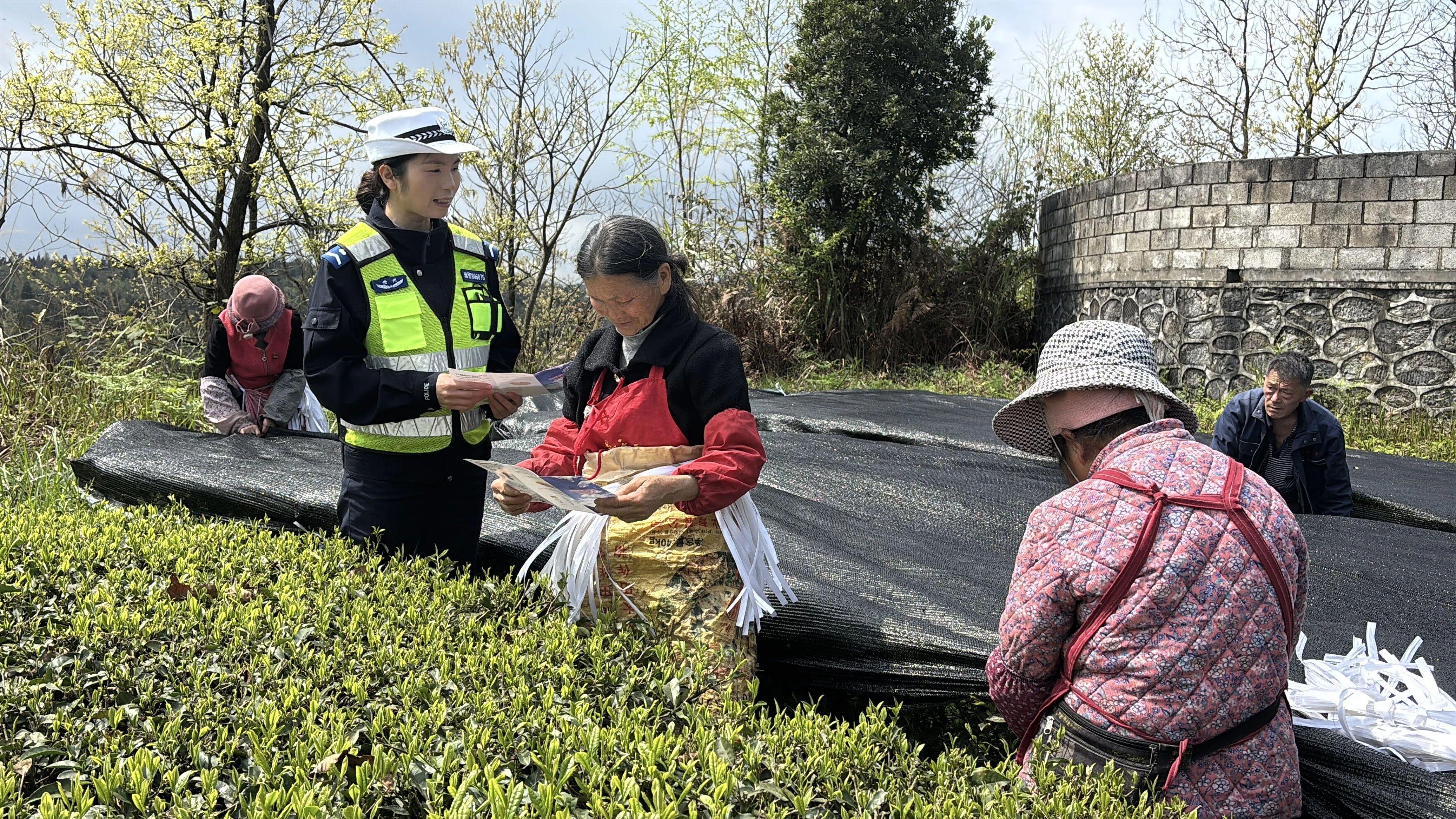 图1 民警向群众讲解反诈知识.jpg