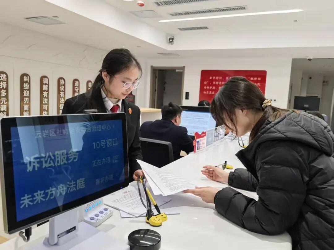 图2 工作人员引导群众办理各类事项.jpg