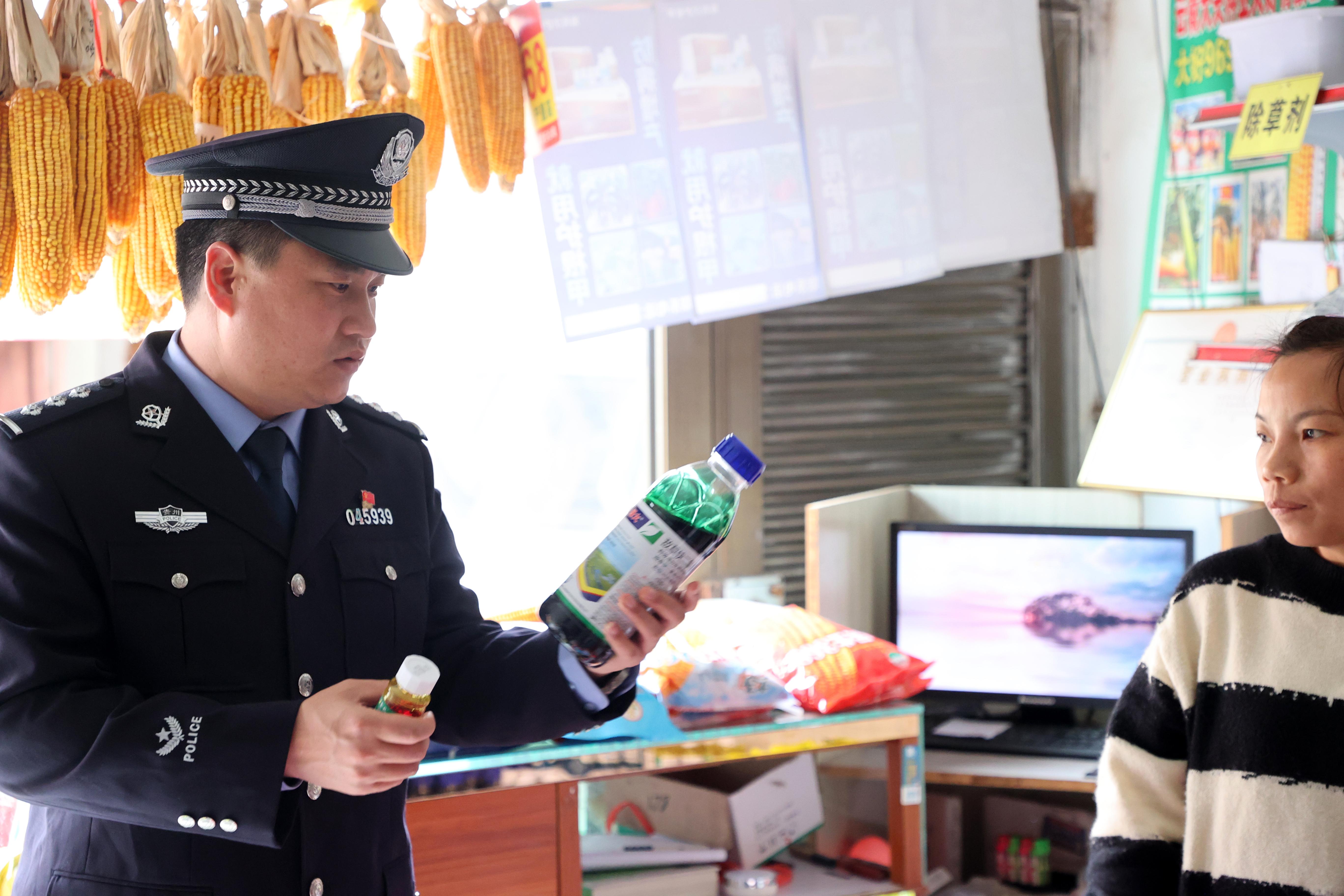 图2民警检查农资产品.jpg