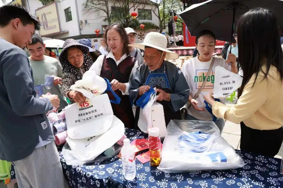 图 2  宣讲团在花溪区龙井村宣讲国家安全知识.jpg