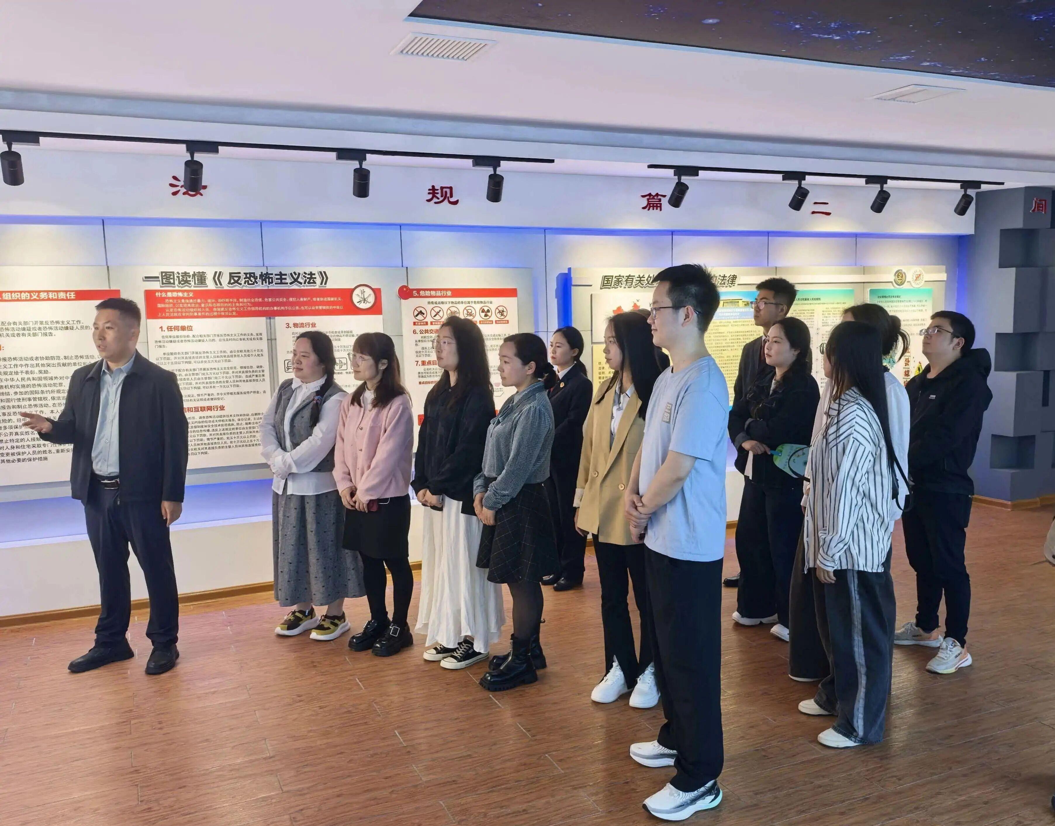 图2 全体干部职工前往区委党校国家安全警示教育基地参观学习。.jpg