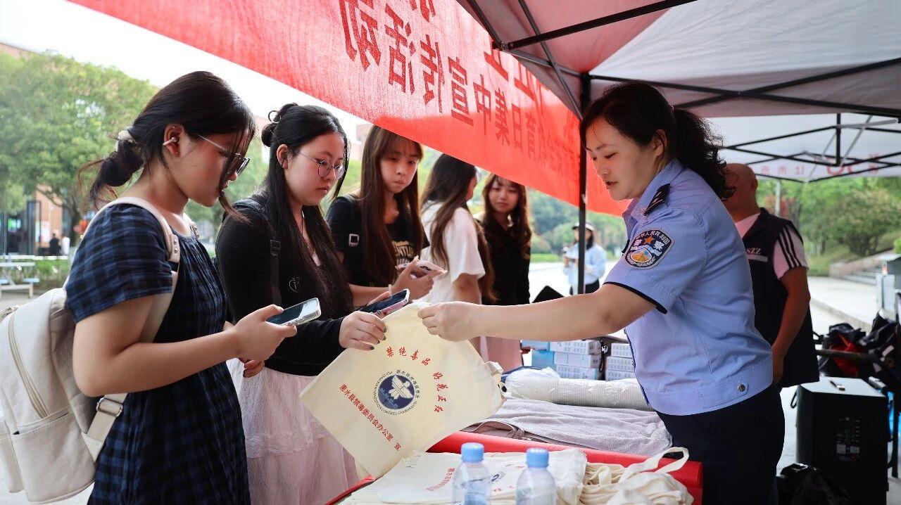 图1民警向学生发放安全礼包.jpg