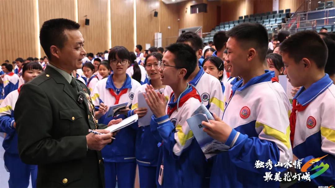 图2 李应荣与学生互动.jpg