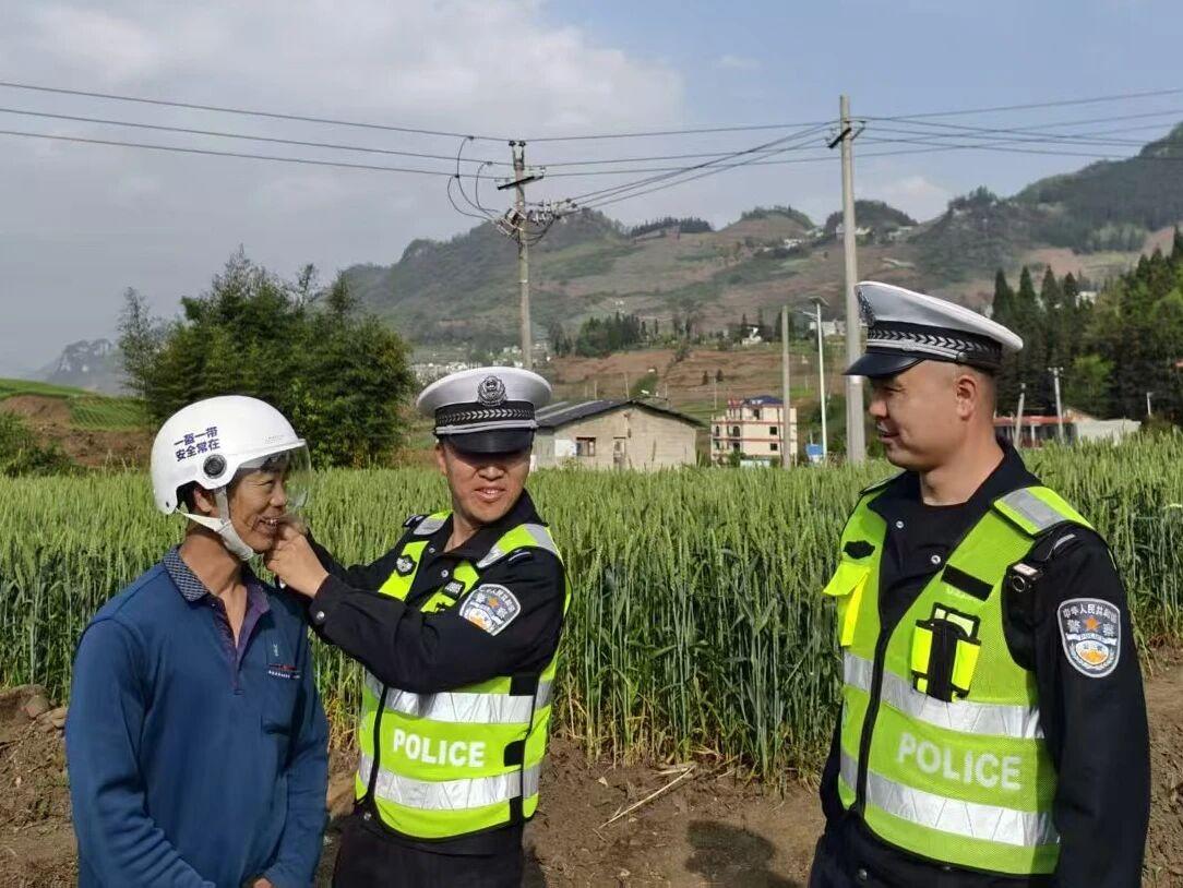 图1交警提醒戴头盔。.jpg 图1交警提醒戴头盔。.jpg