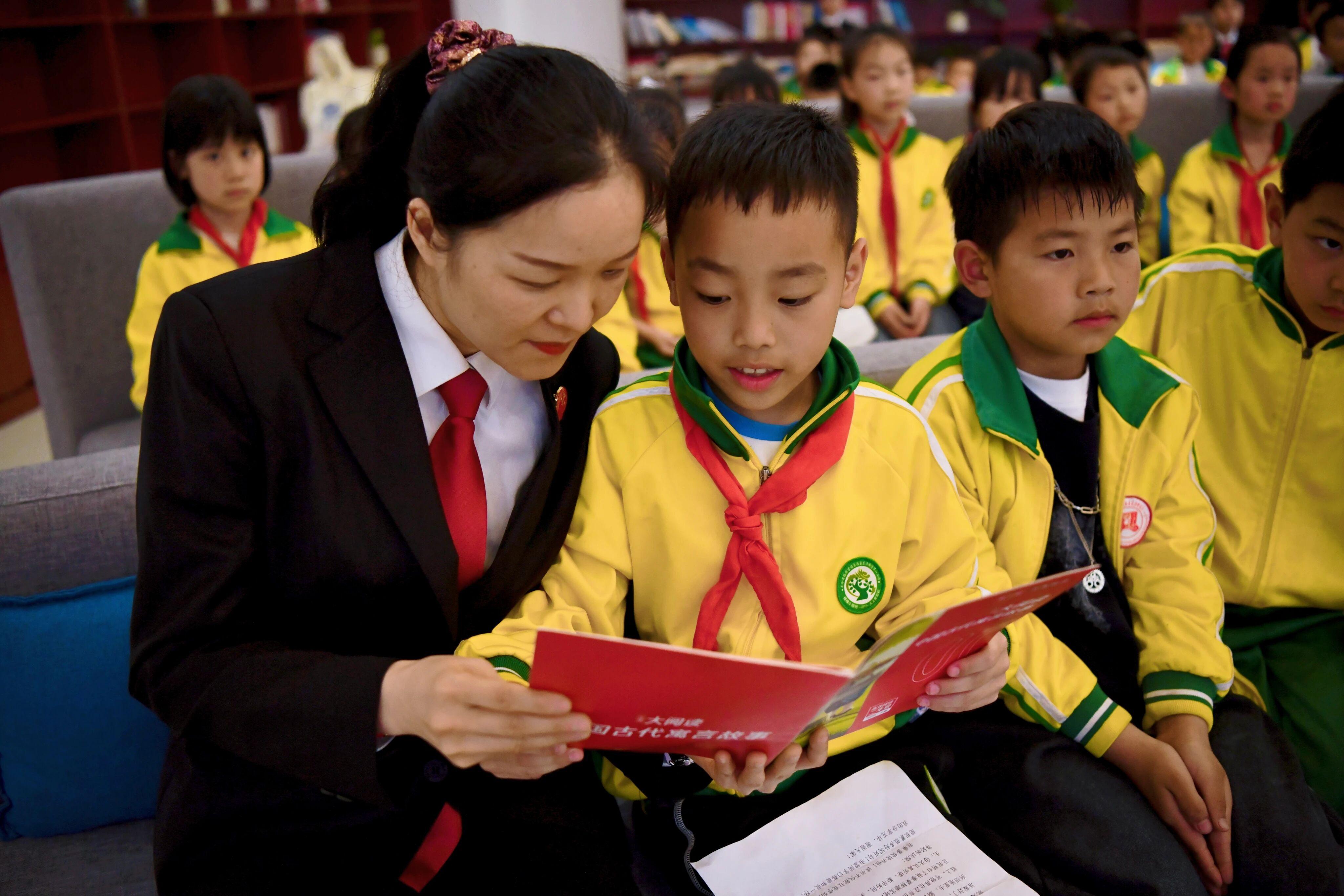 图4 法院工作人员与学生间互动.jpg