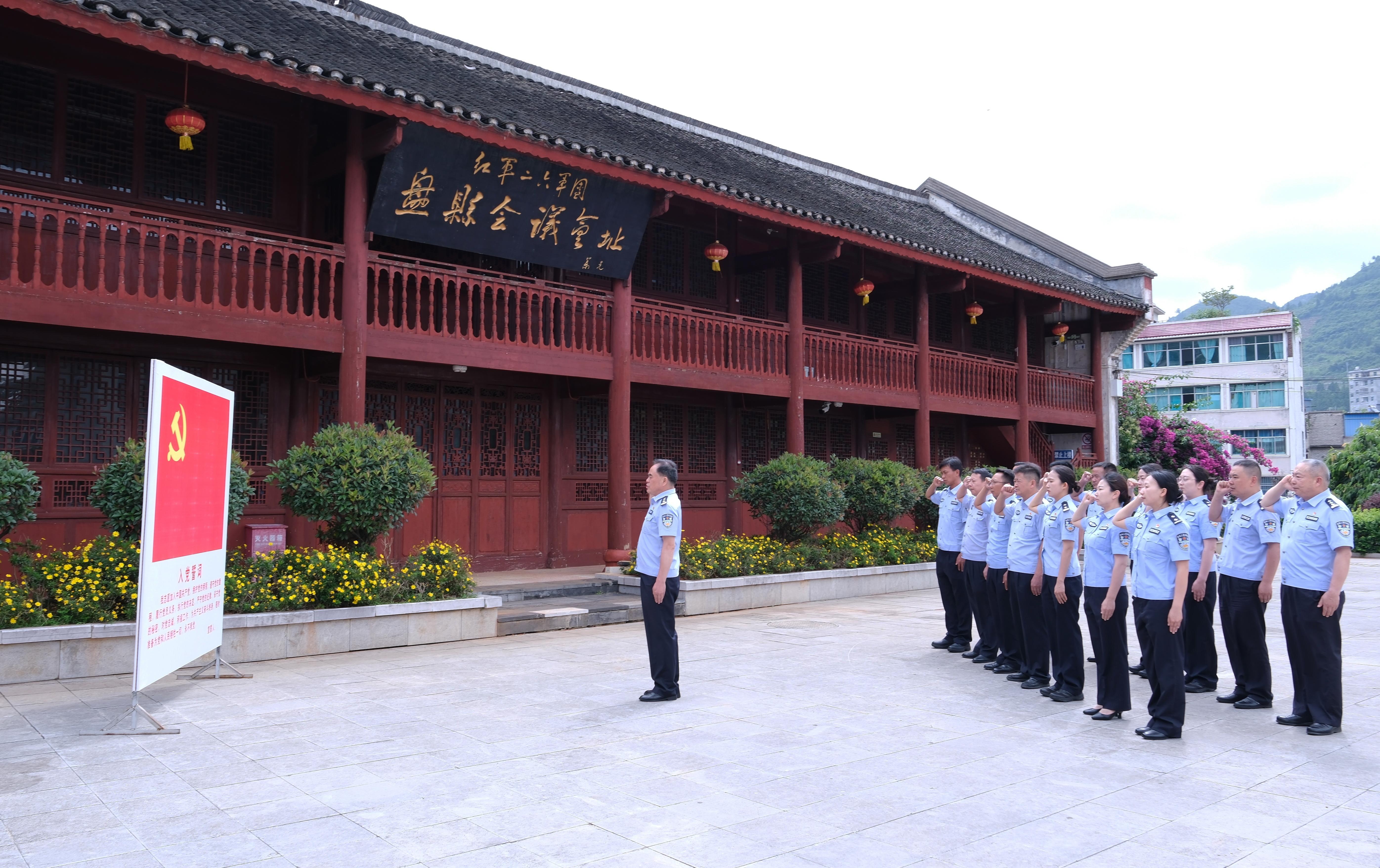 图4 重温入党誓词.jpg