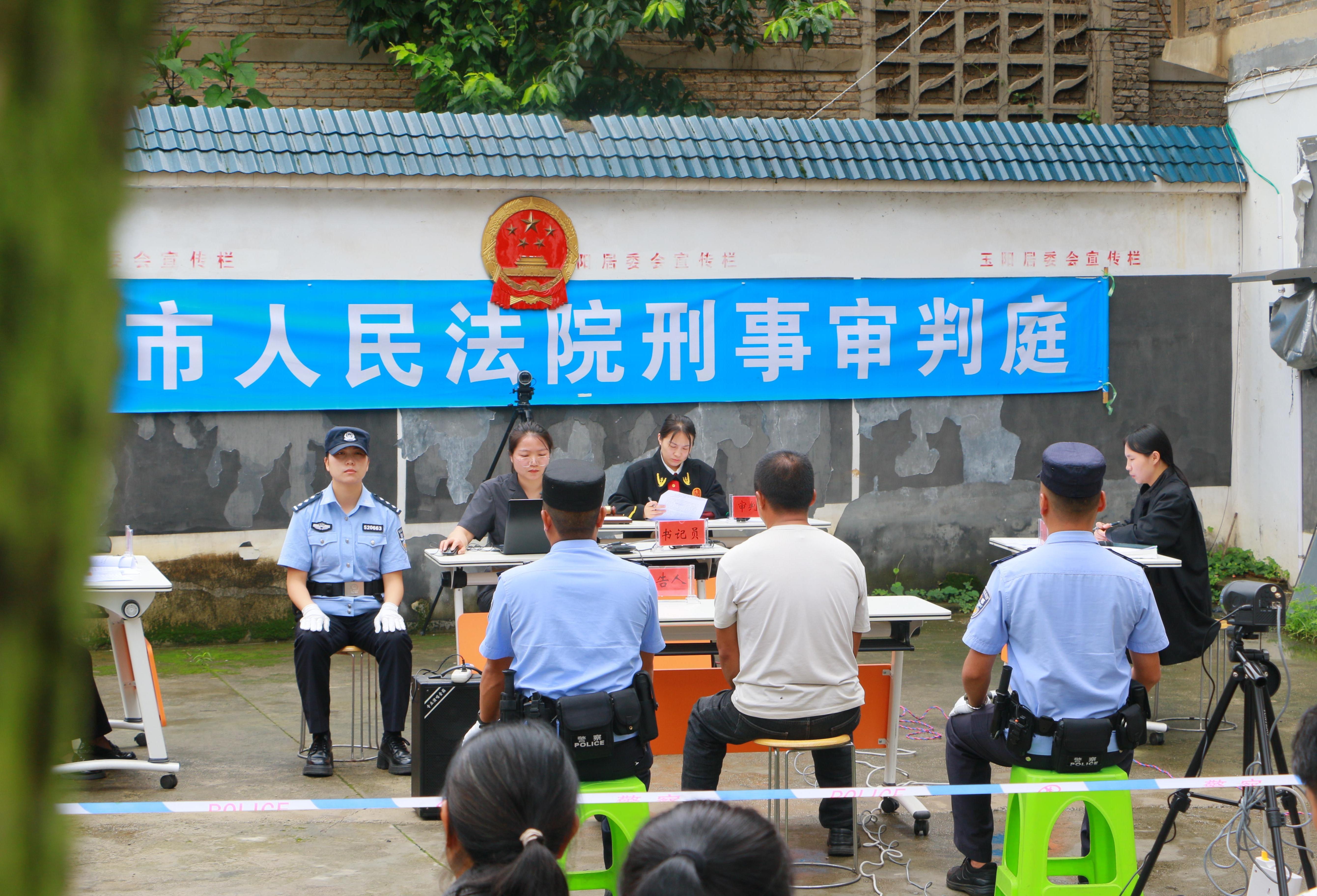 贵州盘州法院巡回庭审严惩非法营运超员载客犯罪