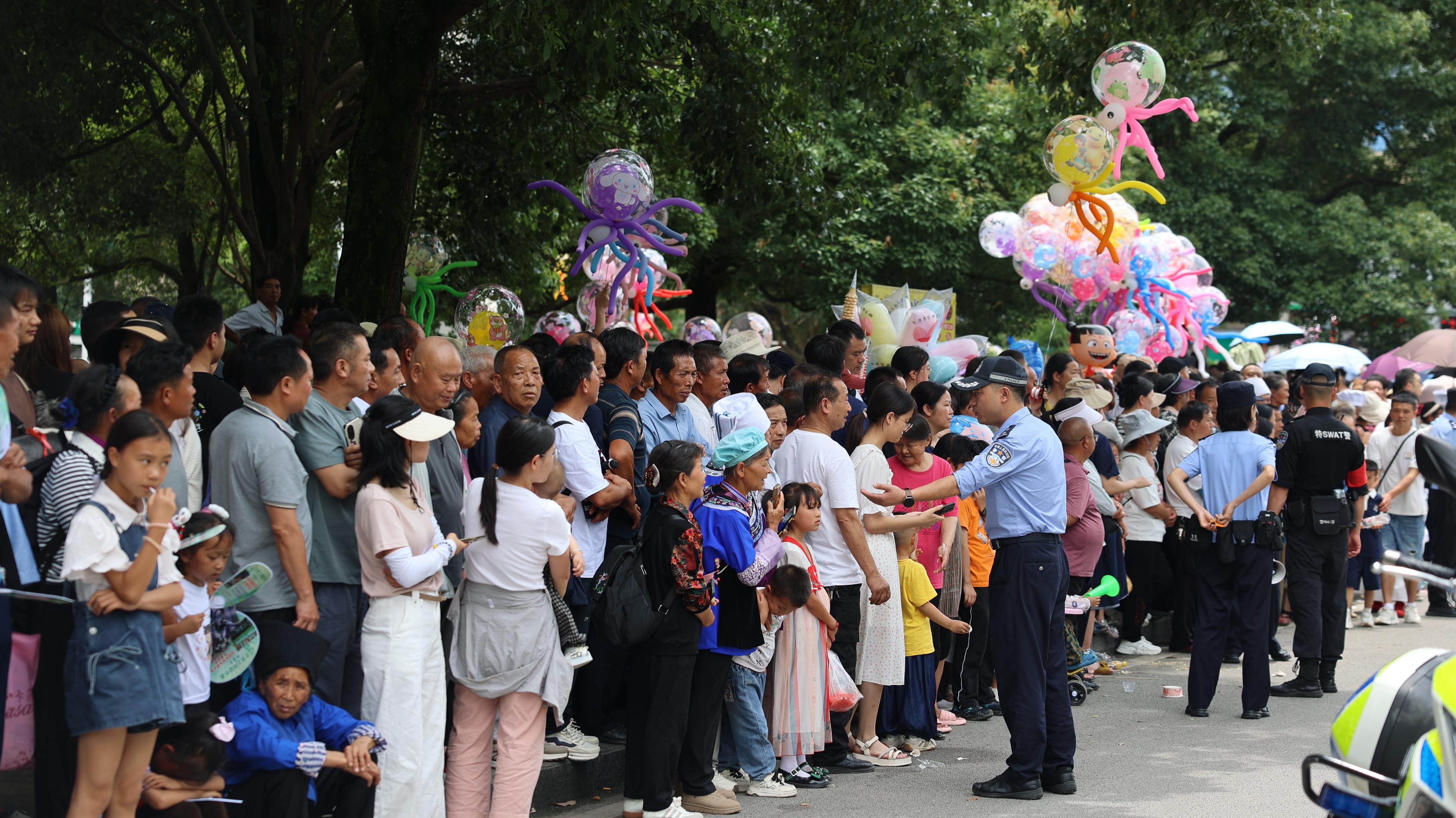 图1民警维持景区秩序.jpg