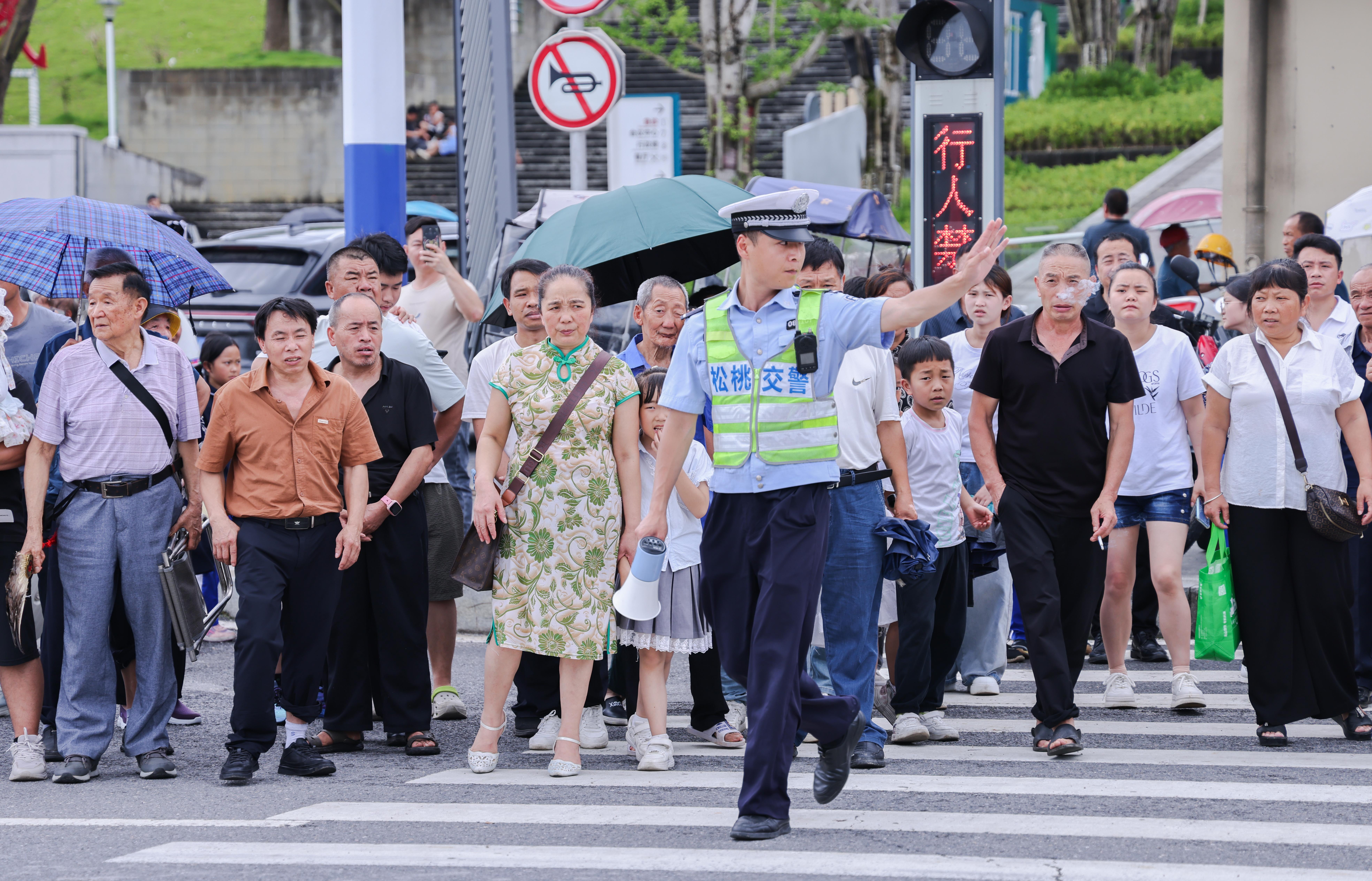 图2民警维持交通秩序.jpg
