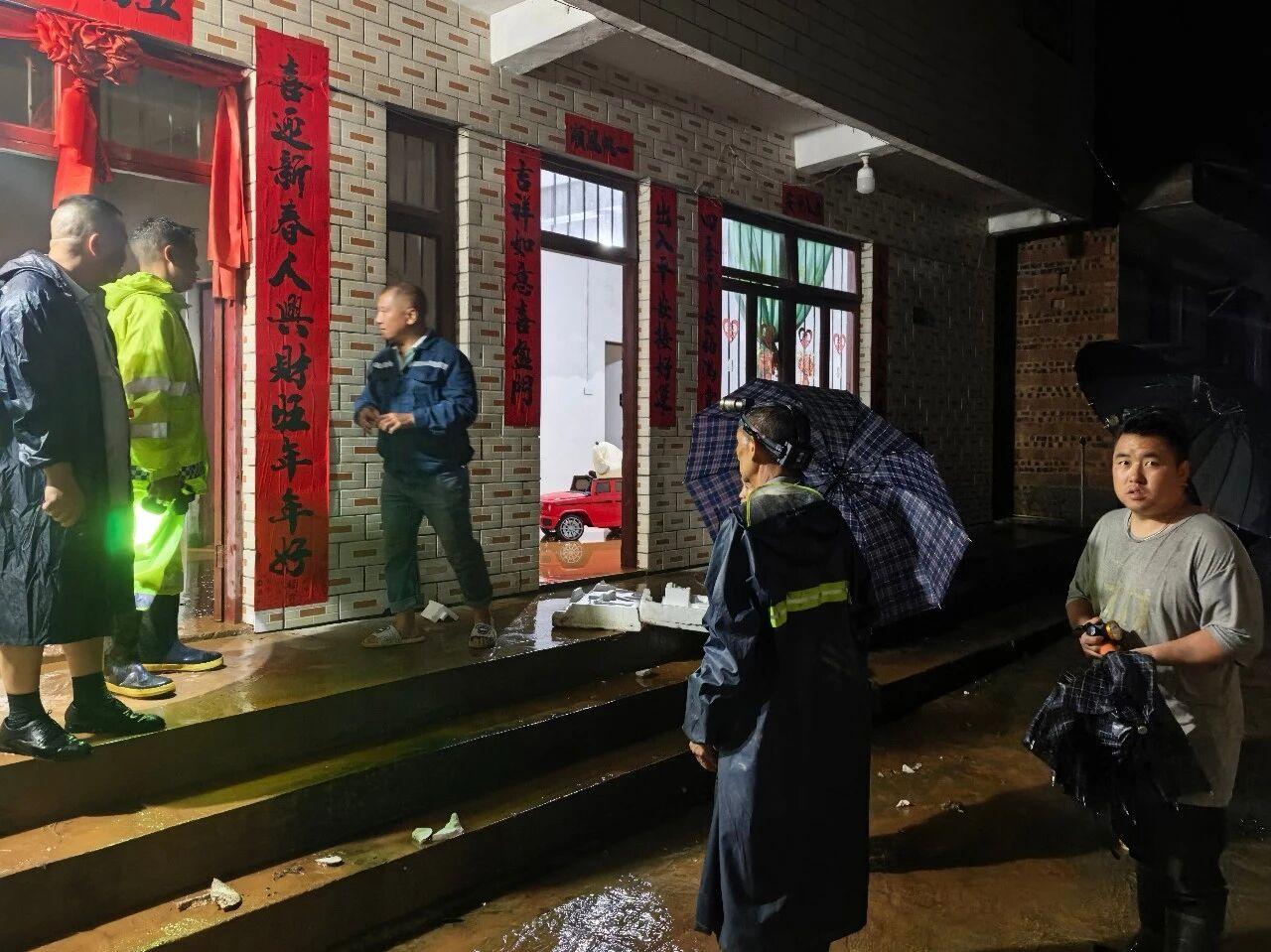 图1驻村民警转移受灾群众.jpg