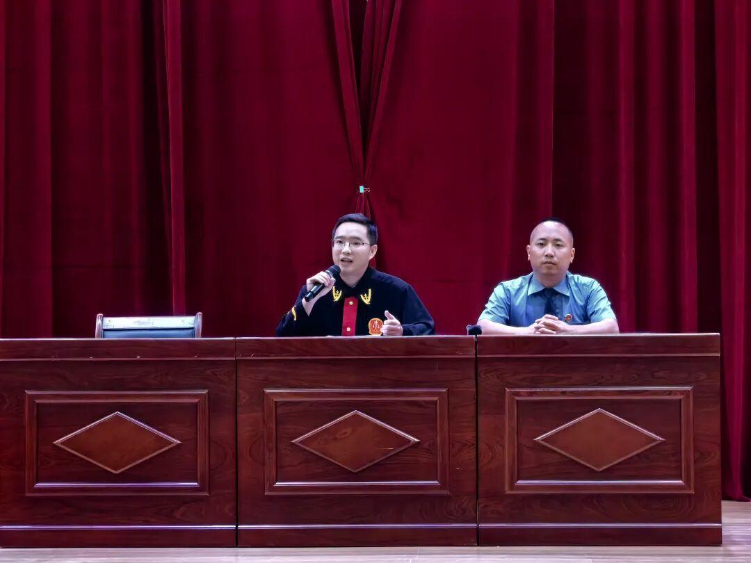 图2 办案法官发言.jpg