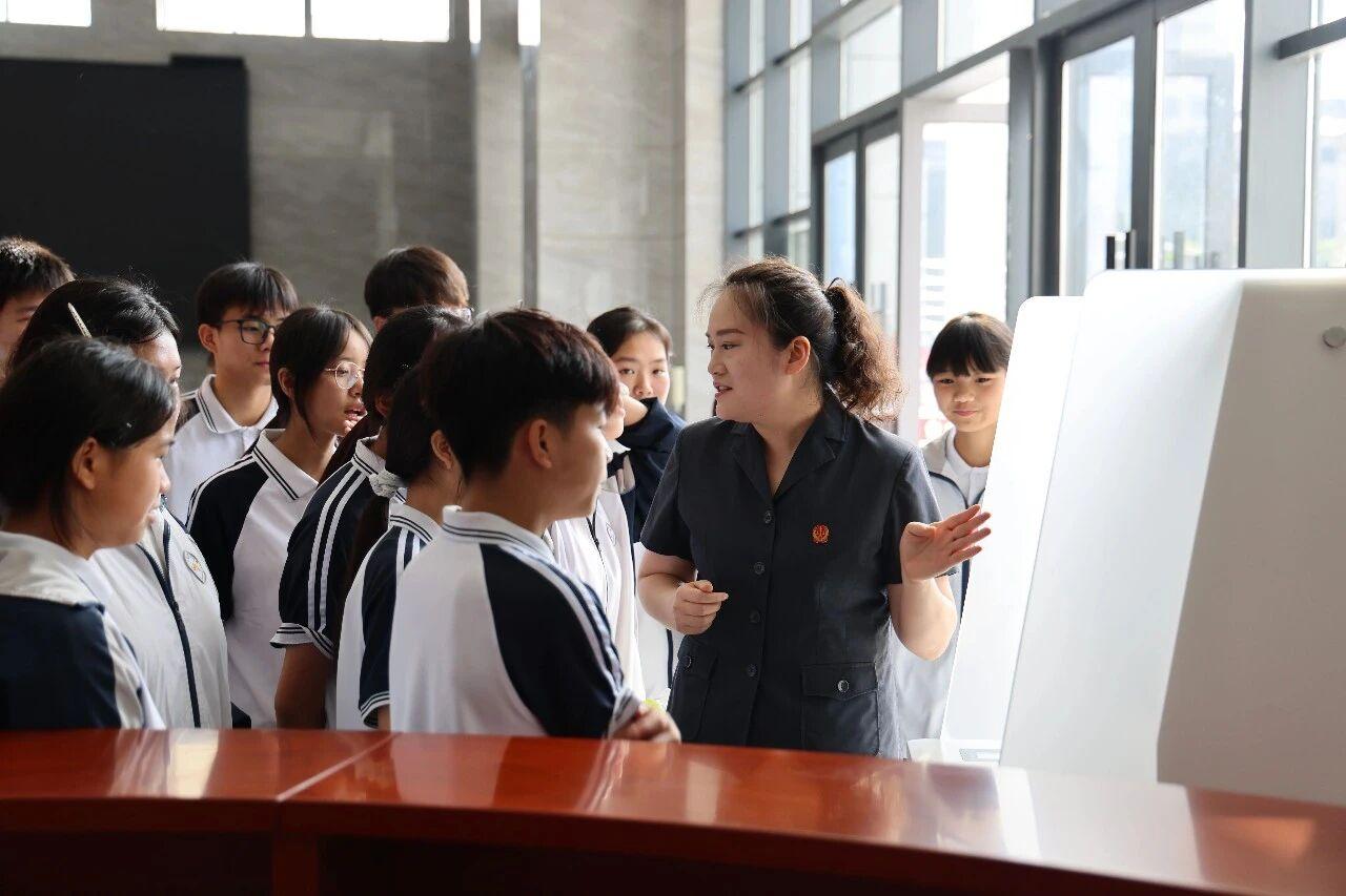 图1法院干警为学生介绍立案流程.jpg