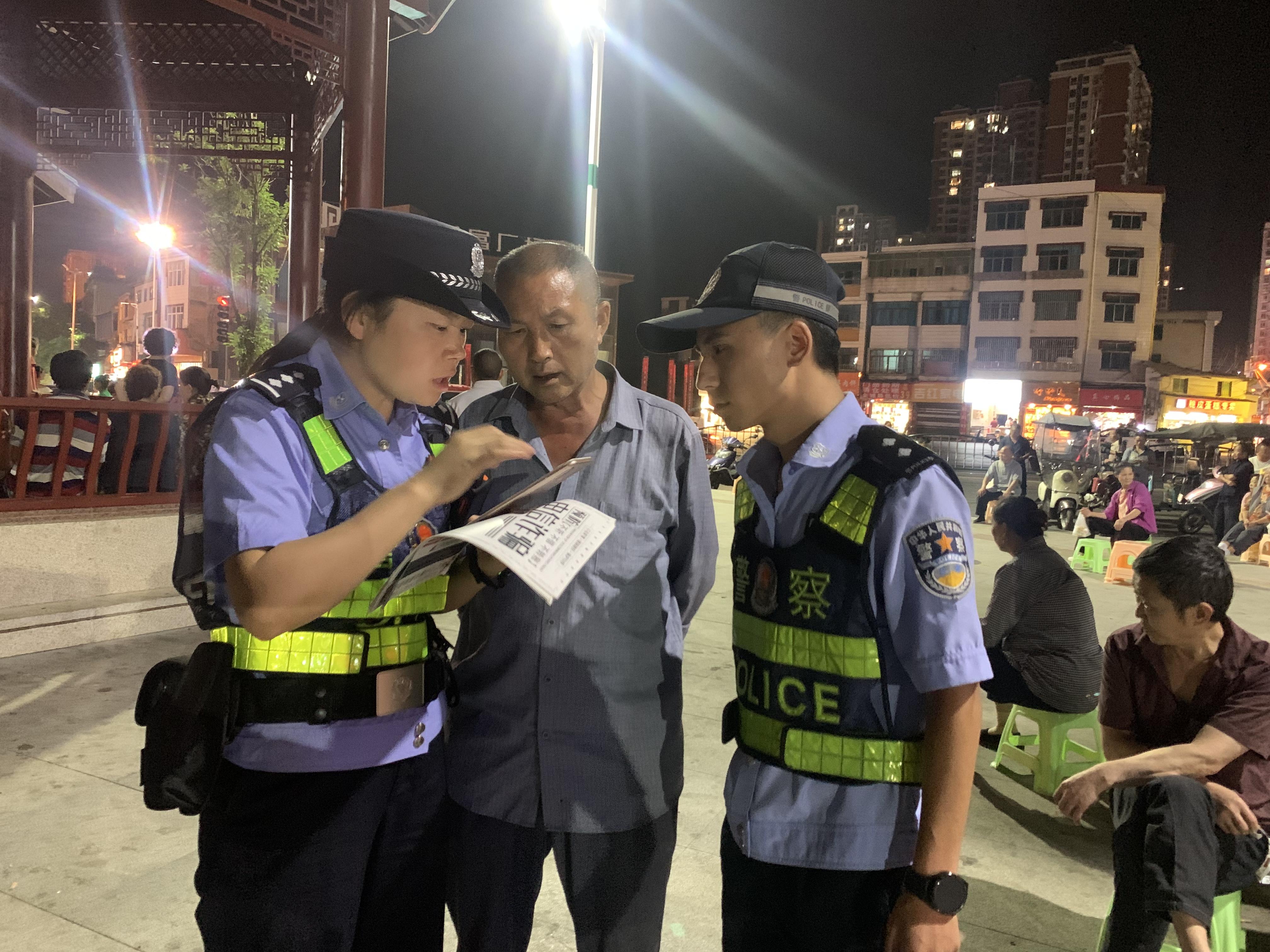 图2秦童玲为群众解答疑惑.jpg