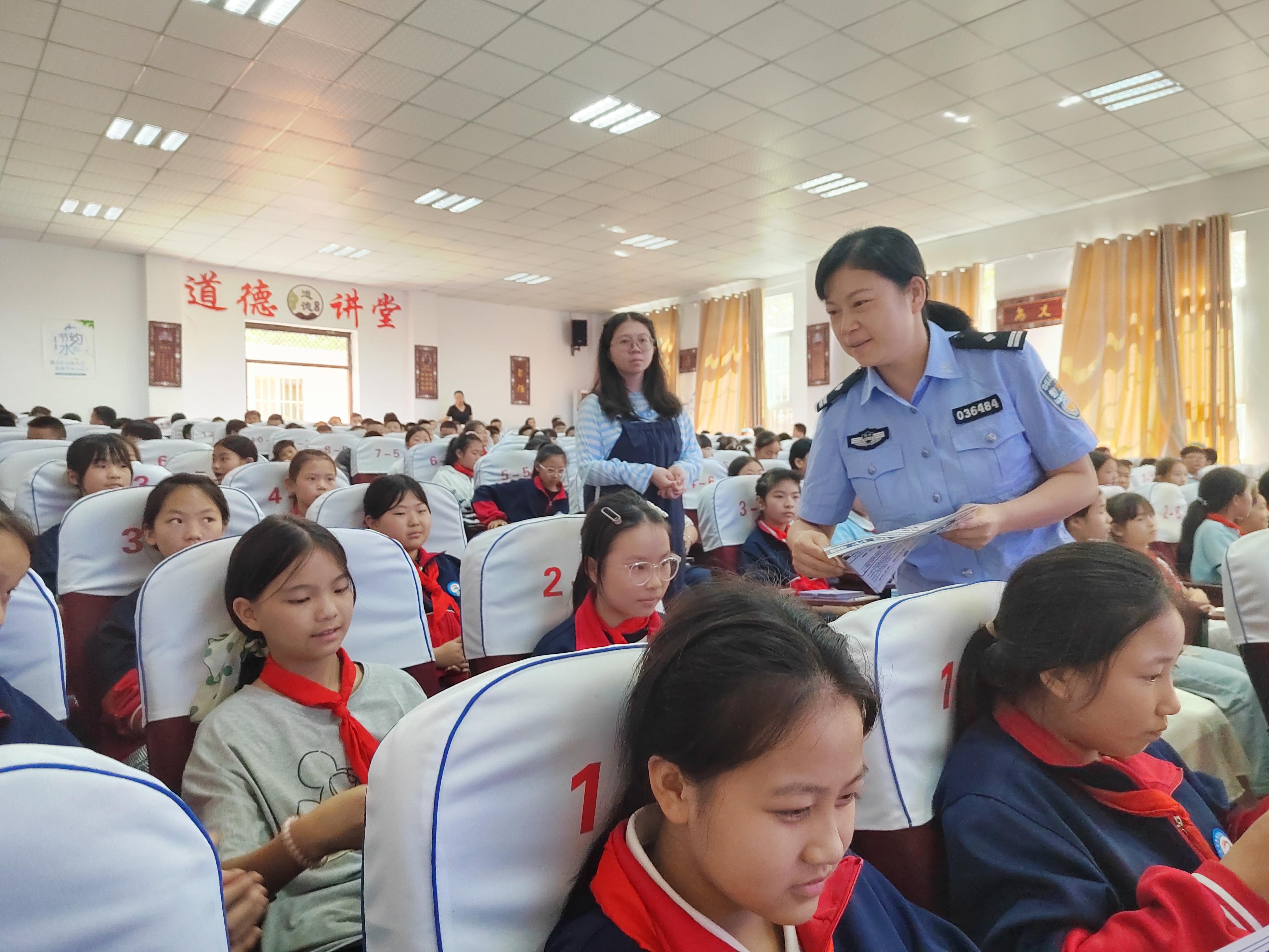 图1秦童玲给学生普法.jpg