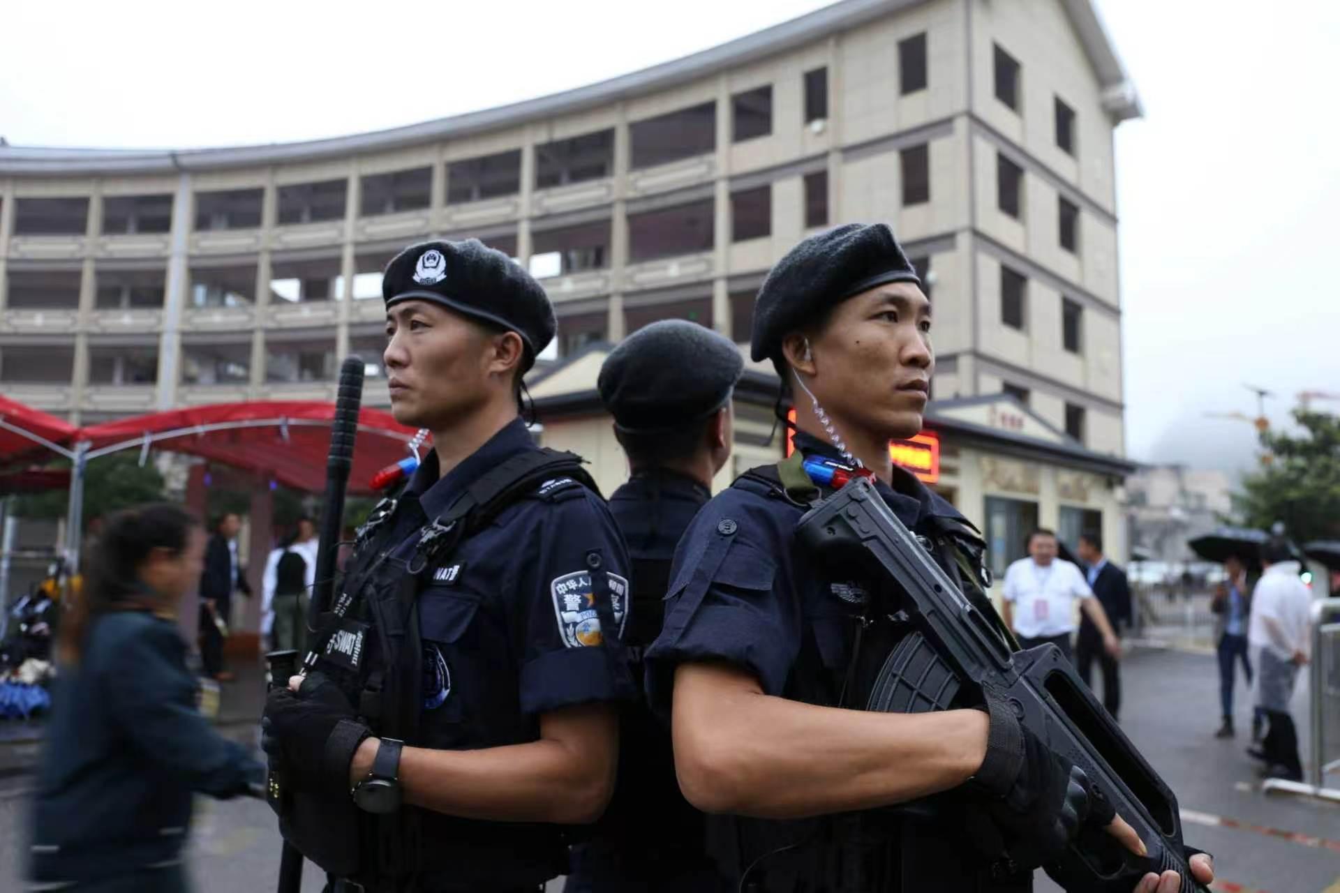 图6关岭特警.jpg