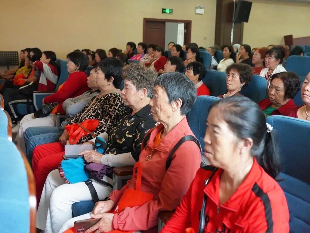 图2 认真听讲的老年学员.jpg.jpg 图2 认真听讲的老年学员.jpg.jpg