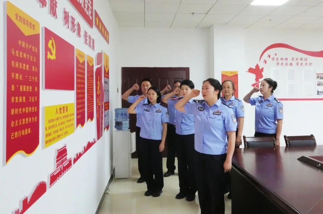图1 支部书记张倩影组织党员过政治生日,带领大家重温入党誓词.jpg 图1 支部书记张倩影组织党员过政治生日,带领大家重温入党誓词.jpg