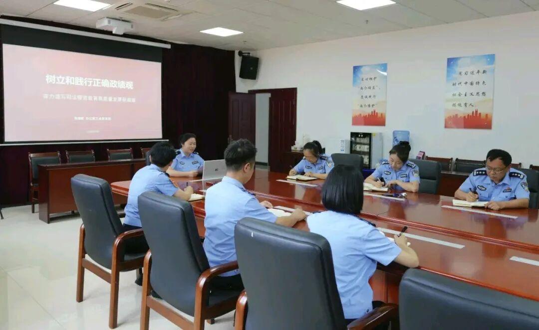 图2 支部书记张倩影讲党课.jpg 图2 支部书记张倩影讲党课.jpg