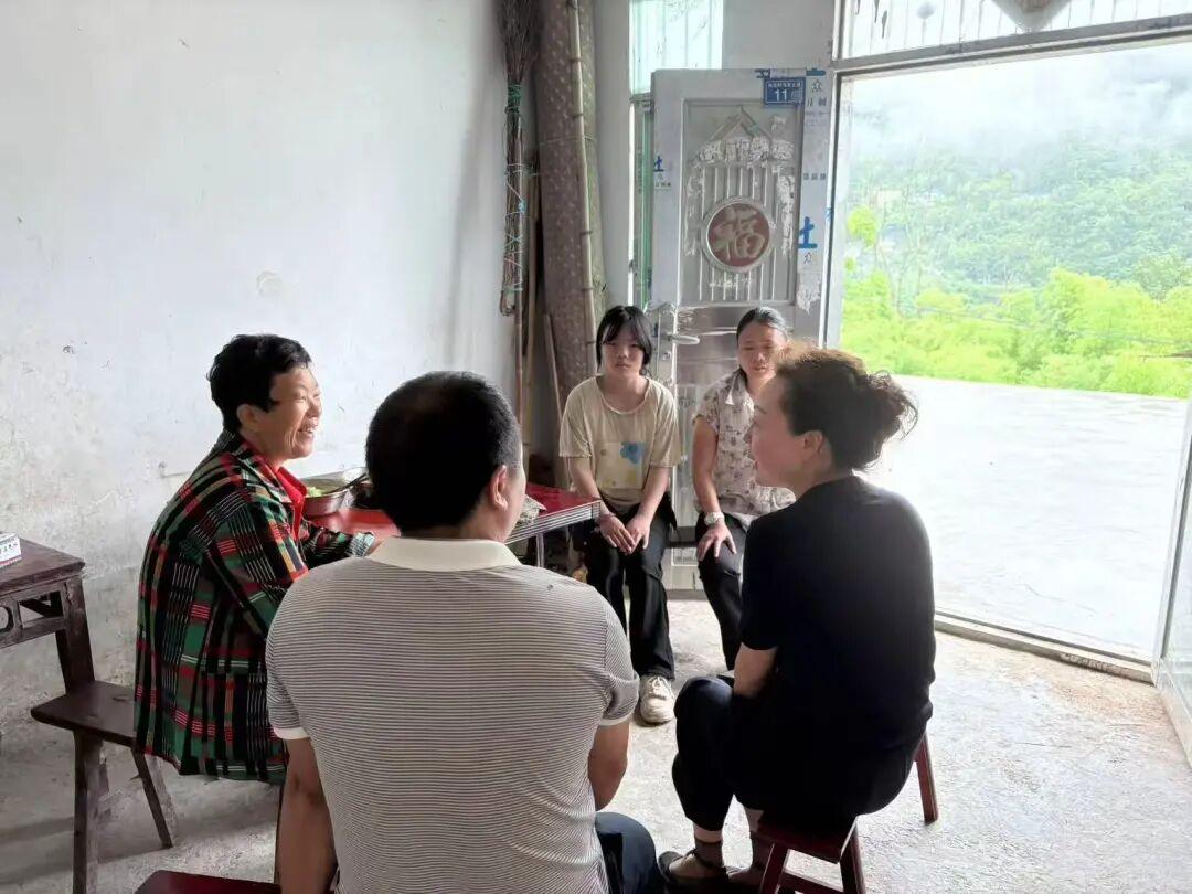 图3 支部党员子凌燕(右一)走访脱贫户.jpg 图3 支部党员子凌燕(右一)走访脱贫户.jpg