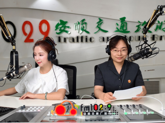 图1 王英做客电台直播间以案释法.png 图1 王英做客电台直播间以案释法.png