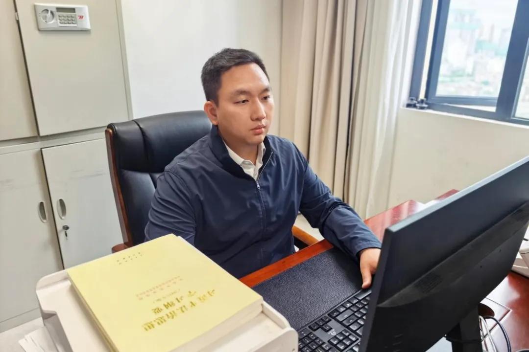 图1 工作中的许光达.jpg 图1 工作中的许光达.jpg