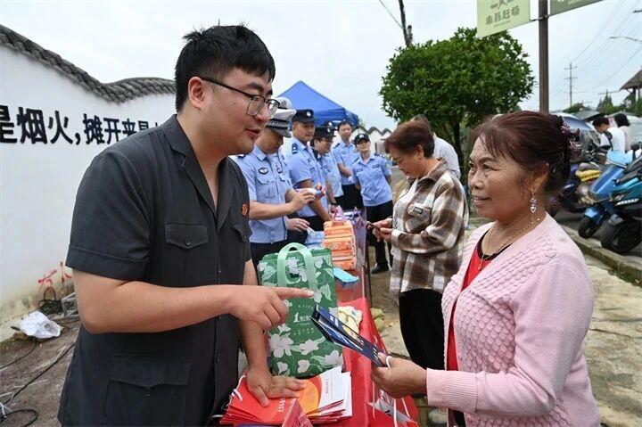 贵阳贵安“政法文化基层行”开展双线普法