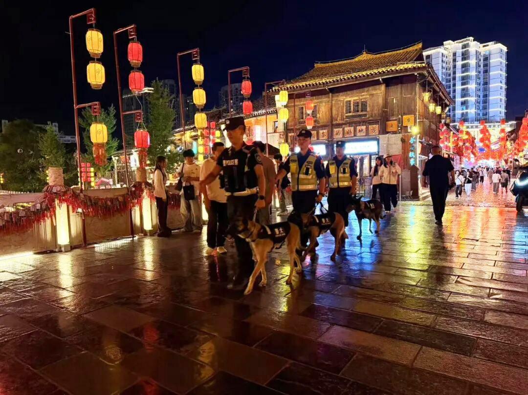 安顺公安全力护航群众欢度佳节