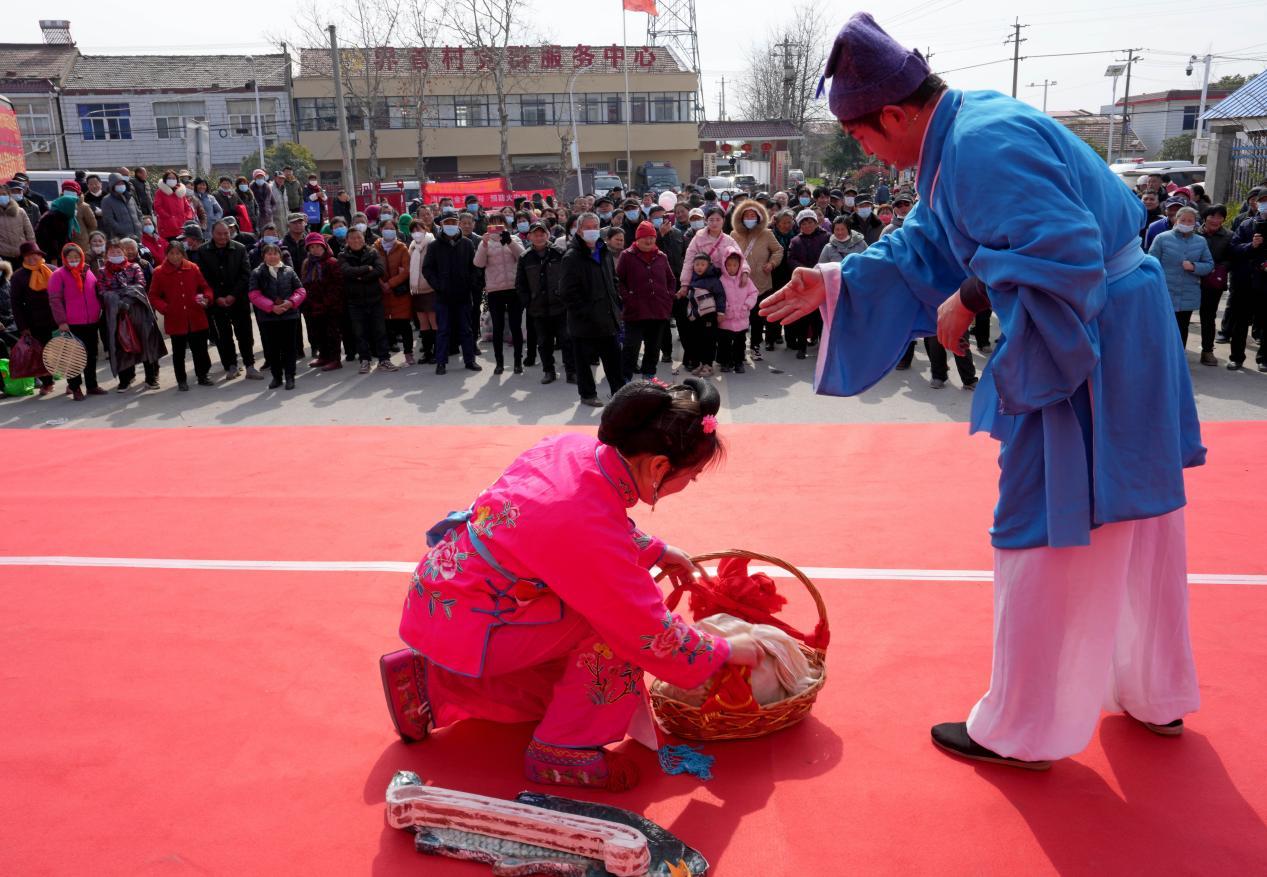 2月21日，在全椒县十字镇界首“二月二龙抬头”庙会上，群众在观看庐剧表演。沈果摄