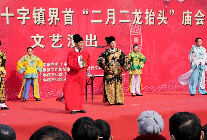 2月21日,在全椒县十字镇界首“二月二龙抬头”庙会上,文艺工作者在进行表演。沈果摄
