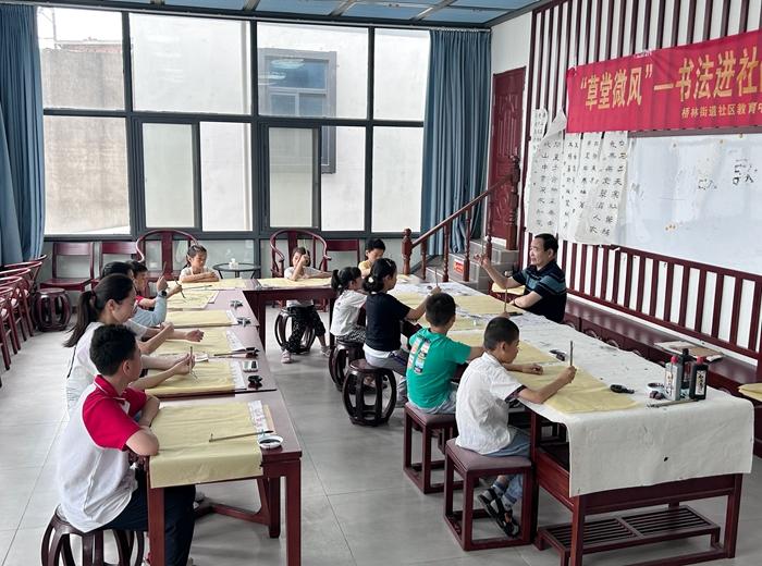 在草圣书乡,本土书法老师正在指导青少年学习书法。林瑛摄