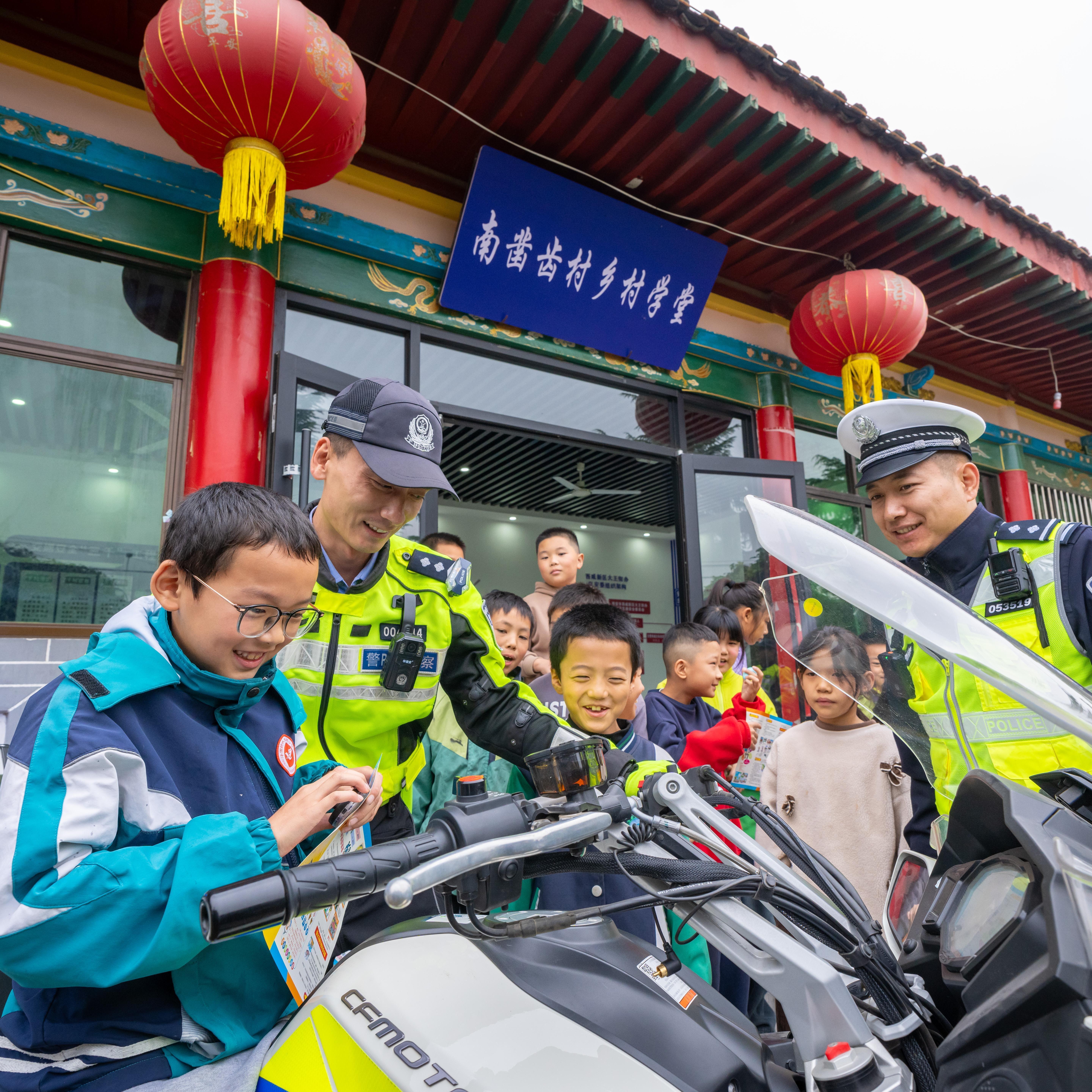 “乡村学堂”里交通安全宣传忙