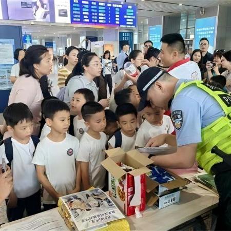 站台普法润童心 反邪护航守平安