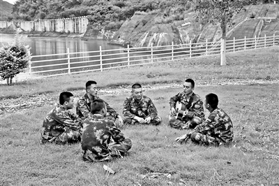 正摄官兵在大坝巡逻。何德正摄想家时，下士王思达吹响葫芦丝。何德正摄