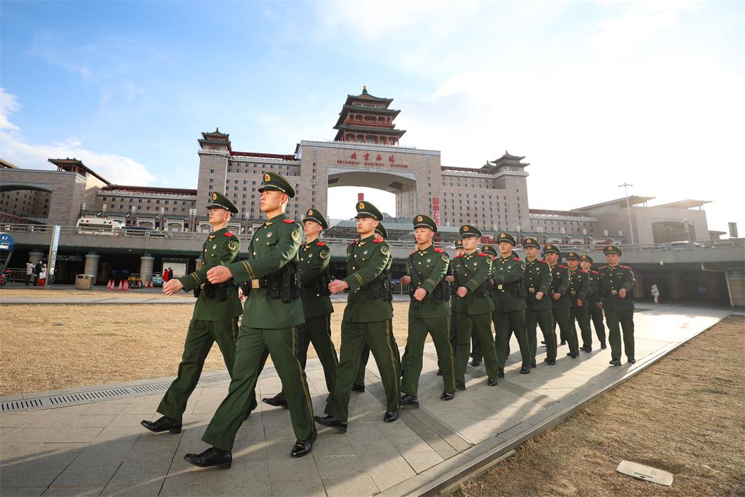 武警官兵温暖守护春运出行