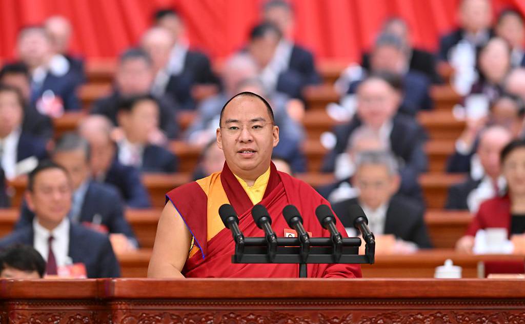 班禅额尔德尼·确吉杰布委员作题为《积极推进宗教与社会主义社会相适应 为中华民族伟大复兴贡献力量》的发言