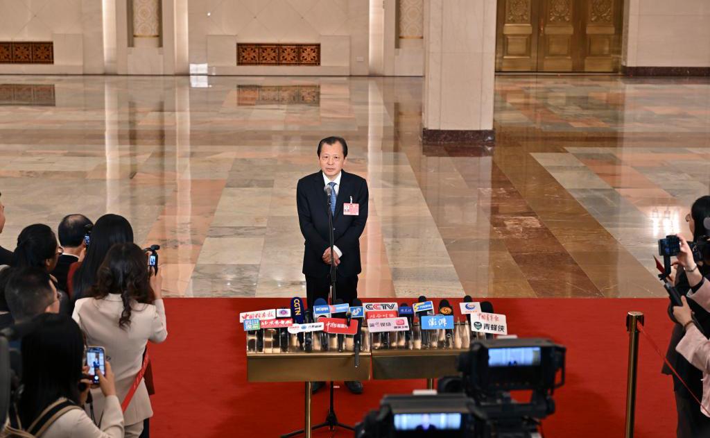 交通运输部部长刘伟接受媒体采访
