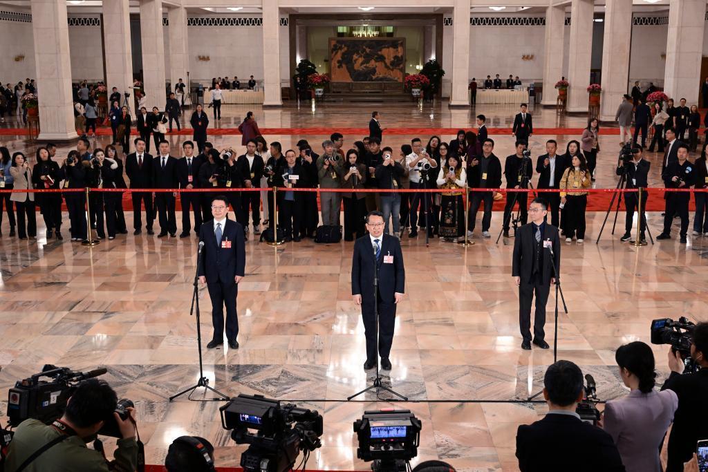 全国政协十四届四次会议第三场“委员通道”集体采访活动举行