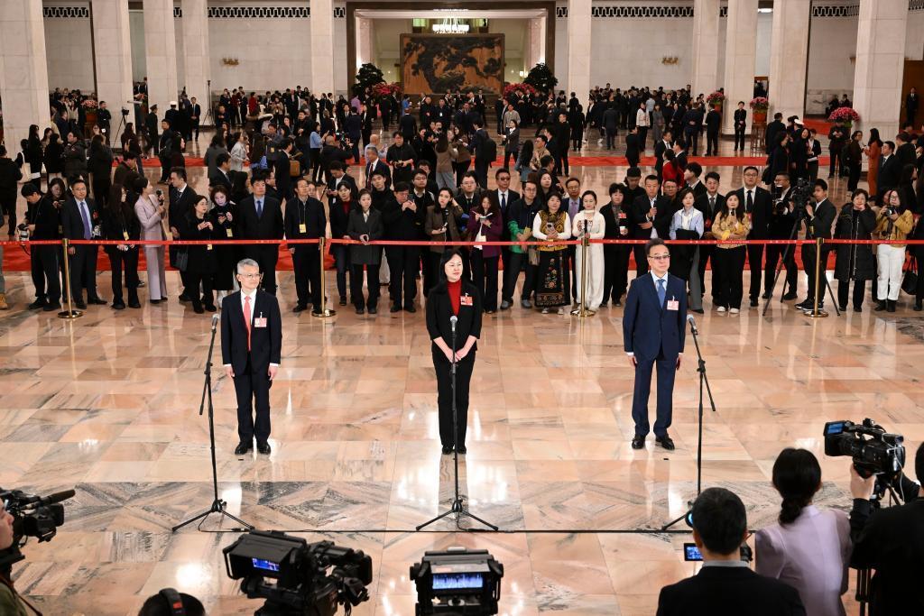 全国政协十四届四次会议第三场“委员通道”集体采访活动举行