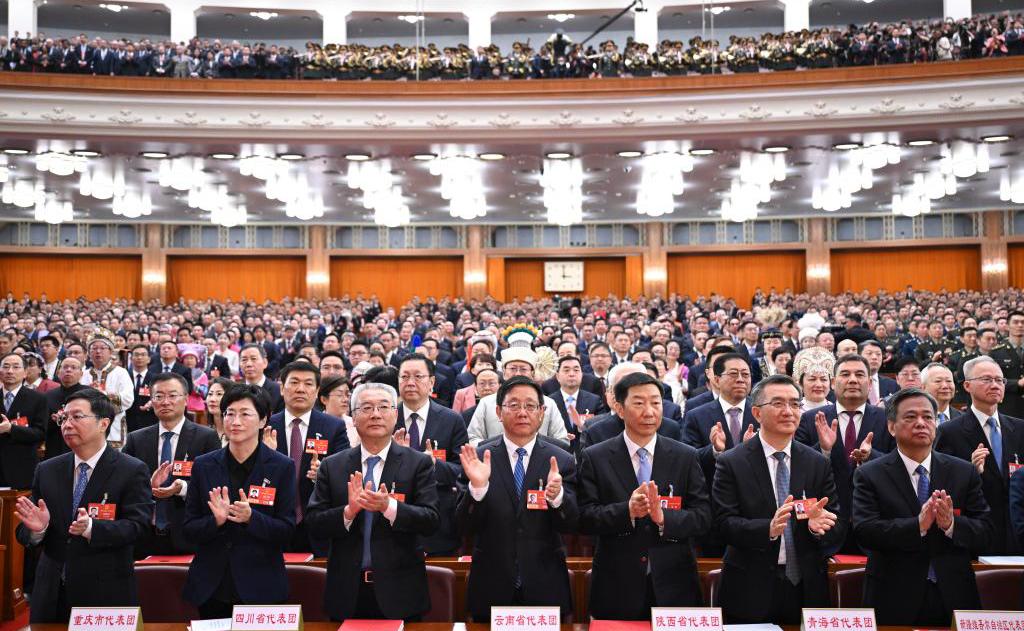十四届全国人大四次会议举行闭幕会