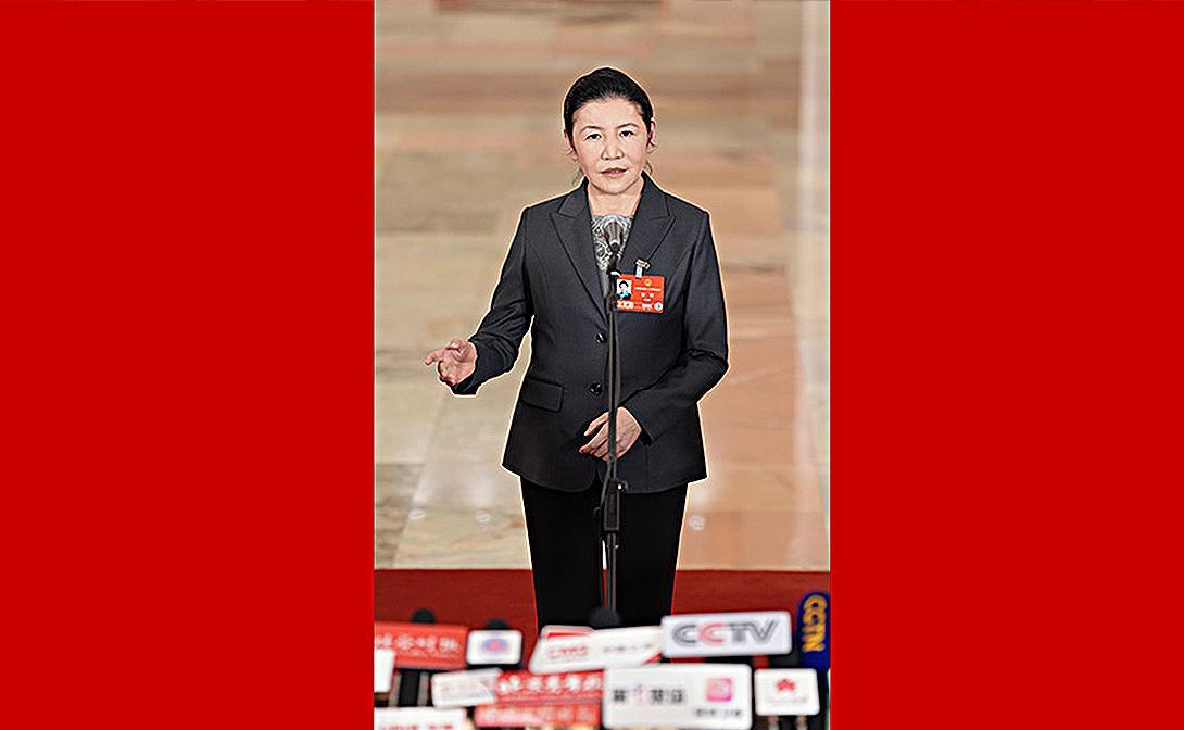 司法部部长贺荣接受媒体采访