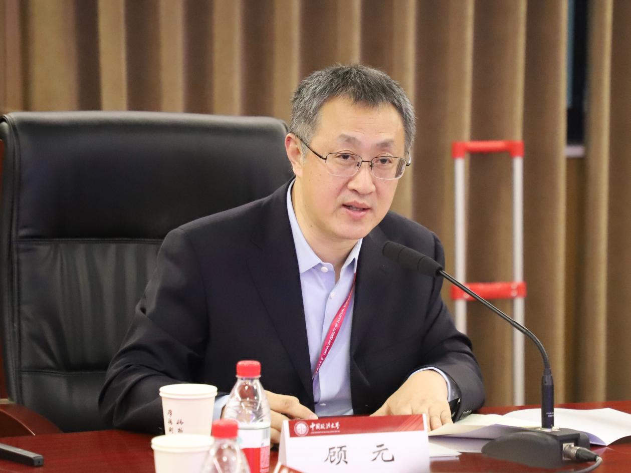 （中国政法大学法律史学研究院院长顾元教授主持论坛）平行论坛上，中国