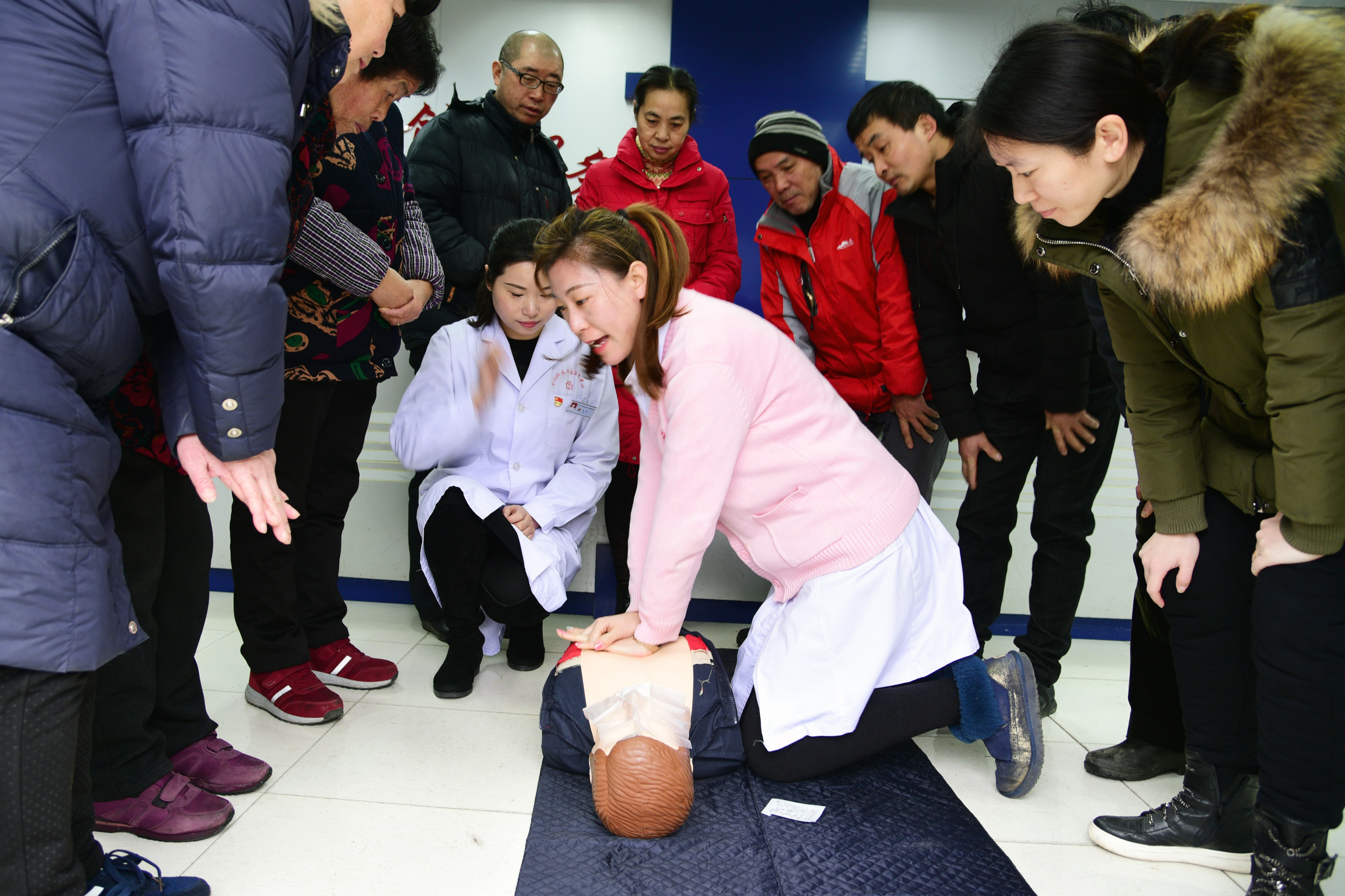 志愿者学急救技能